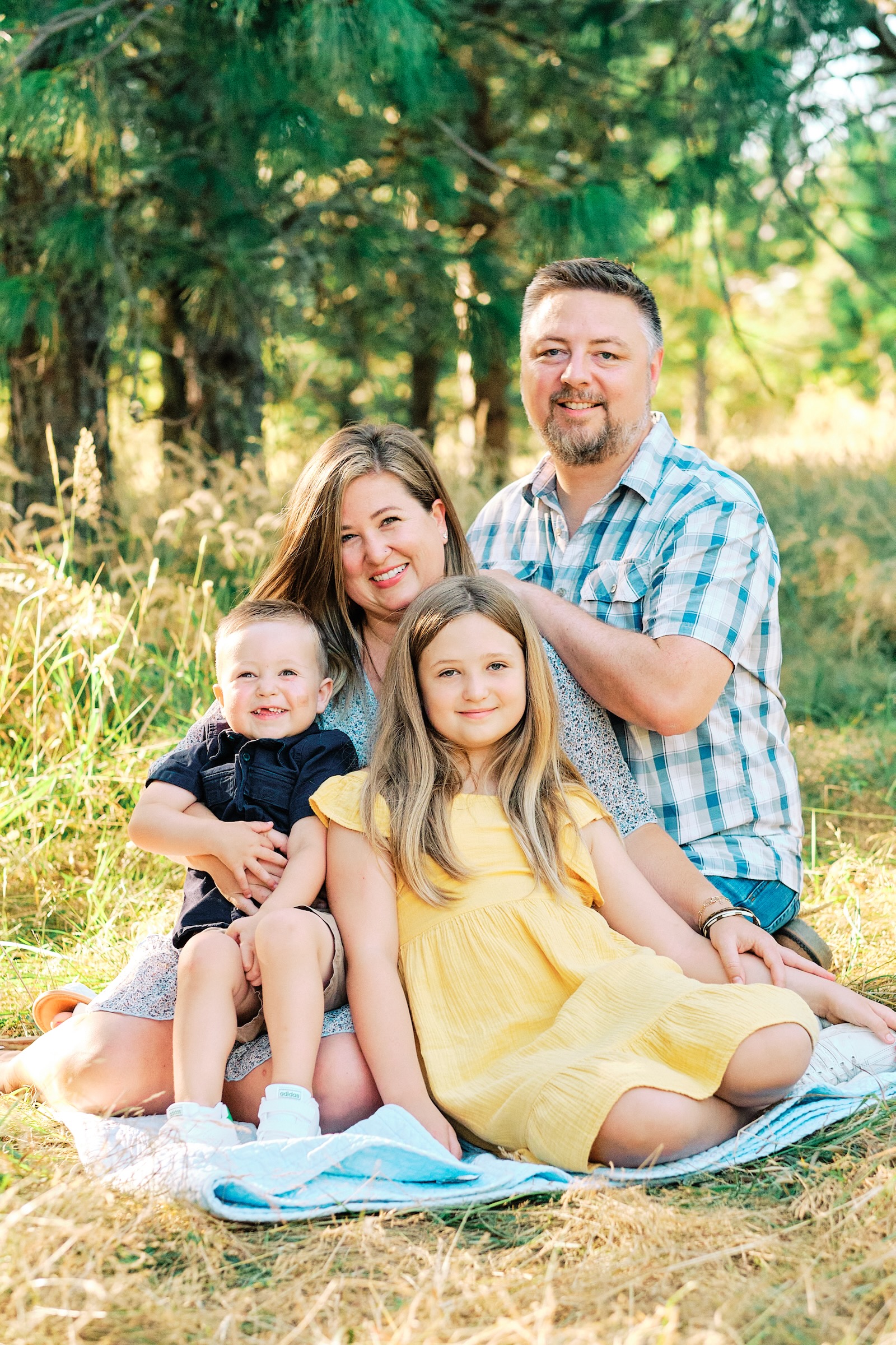 Candid outdoor family portrait in Beaverton Oregon
