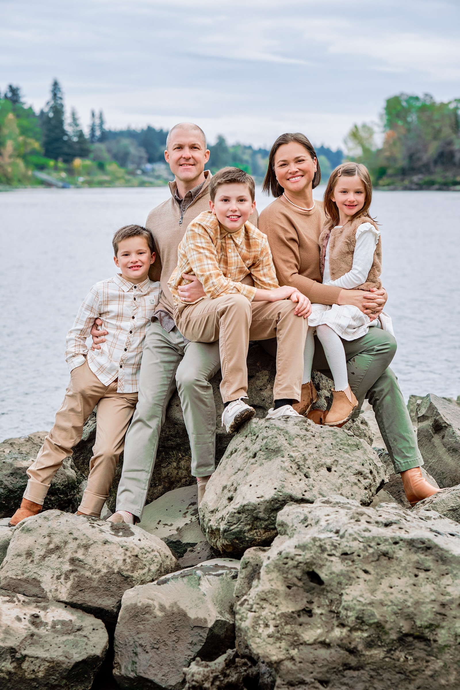 Family portrait session by the Willamette River in Lake Oswego Oregon